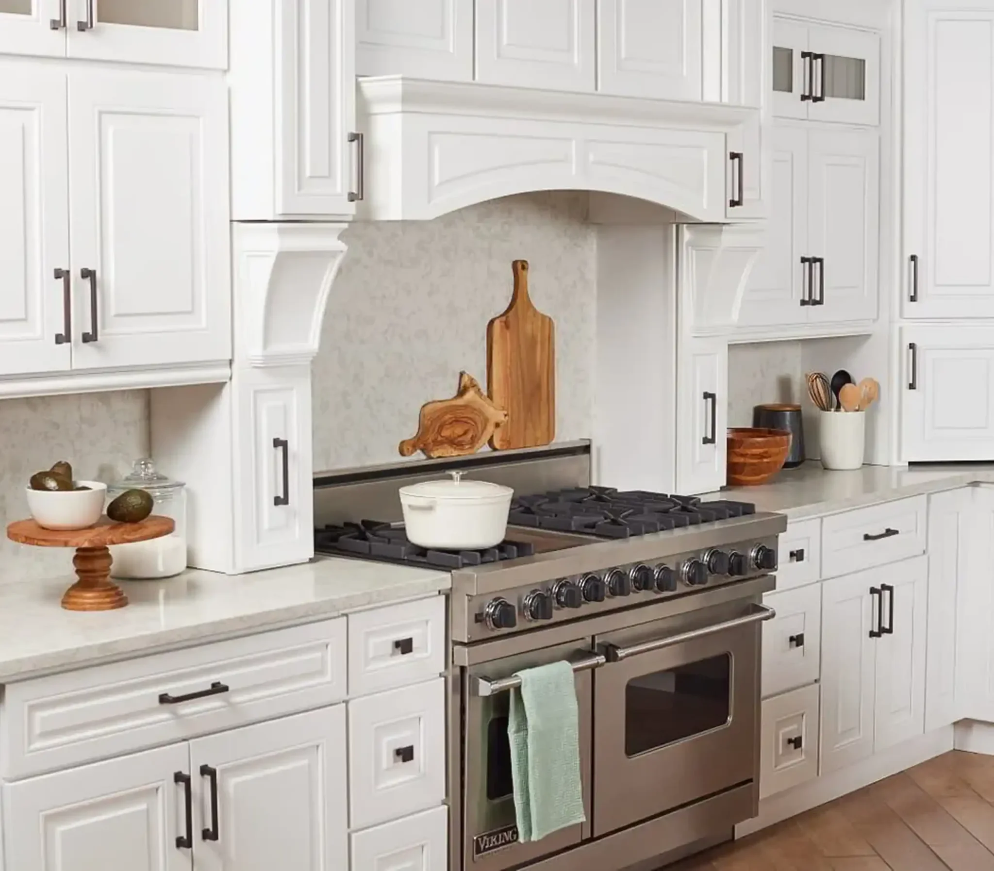 White Kitchen Cabinets in a Classic Kitchen